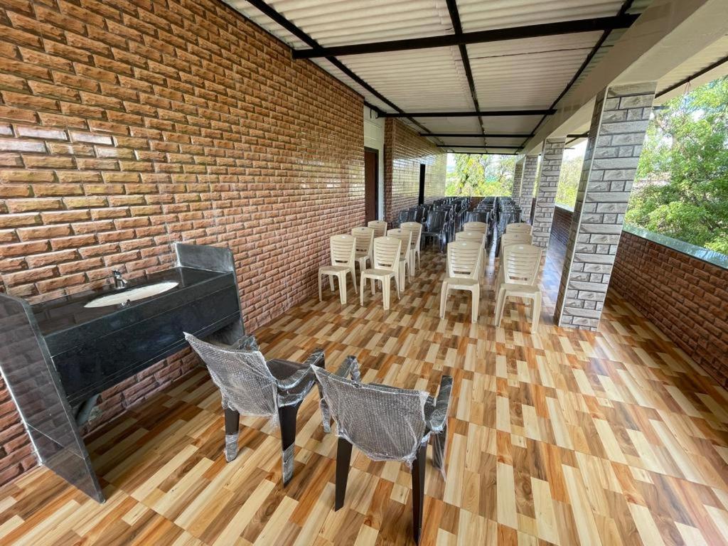 Hotel Phoenix Lonavala Ngoại thất bức ảnh