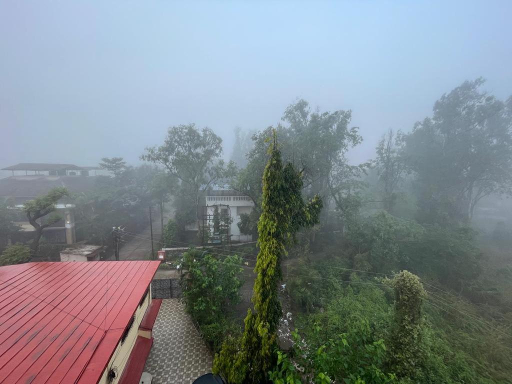 Hotel Phoenix Lonavala Ngoại thất bức ảnh