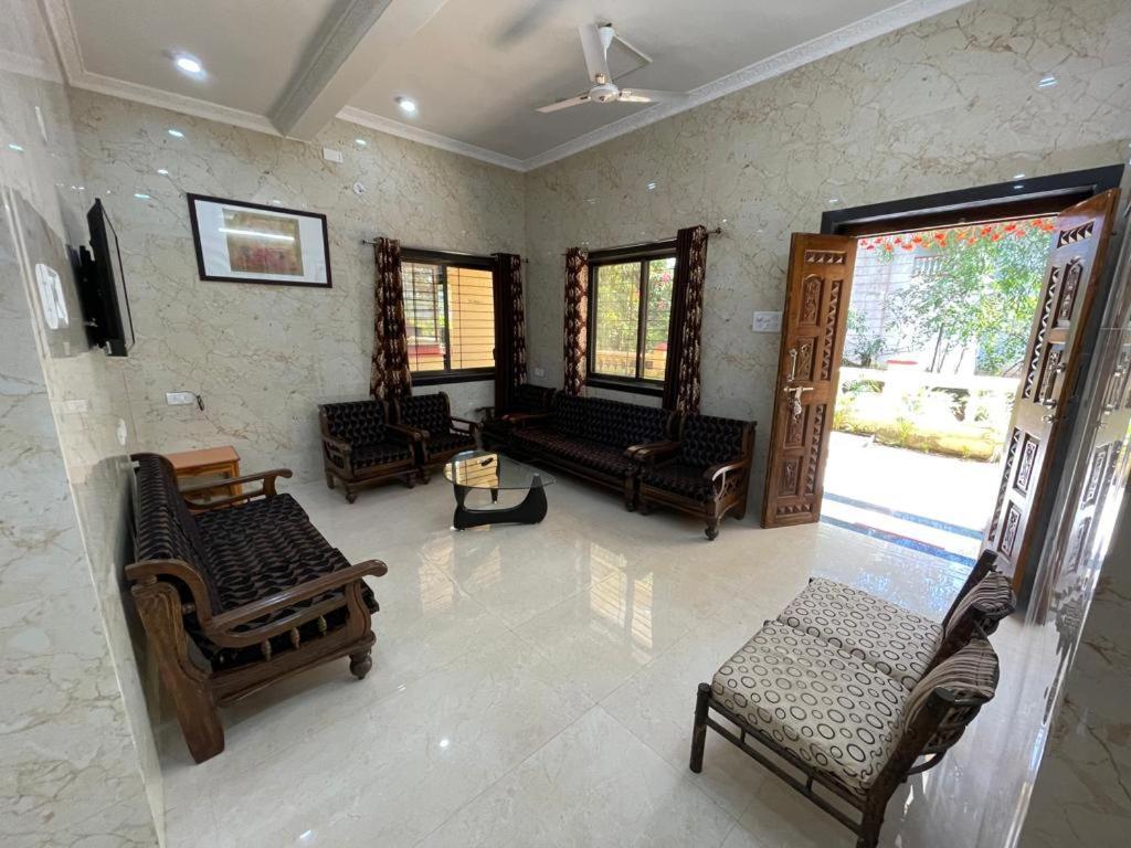 Hotel Phoenix Lonavala Ngoại thất bức ảnh